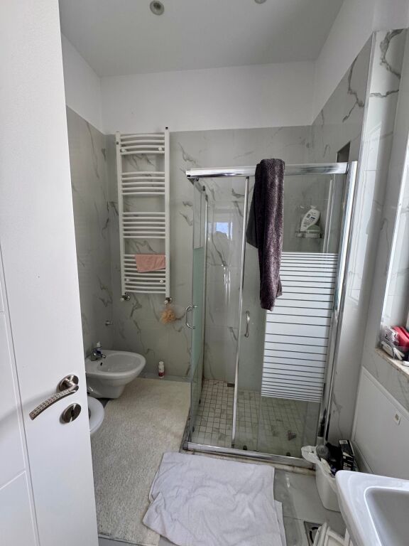 📣 SHITET Apartament 1+1 (Papafingo) me Verande Dhe Parking 📍 Liqeni i Thate 🛣️ Rruga e "Ullishtes" ✨