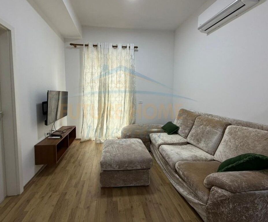 Affitto, Appartamento 1+1, Complesso Mangalem 21, Tirana.