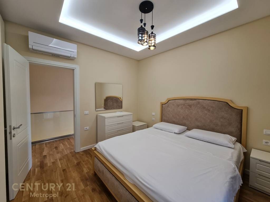 OFROJ PER SHITJE VILE ME PISHINE NE GJIRIN E LALZIT-REZIDENCA GALA! 420,000 €