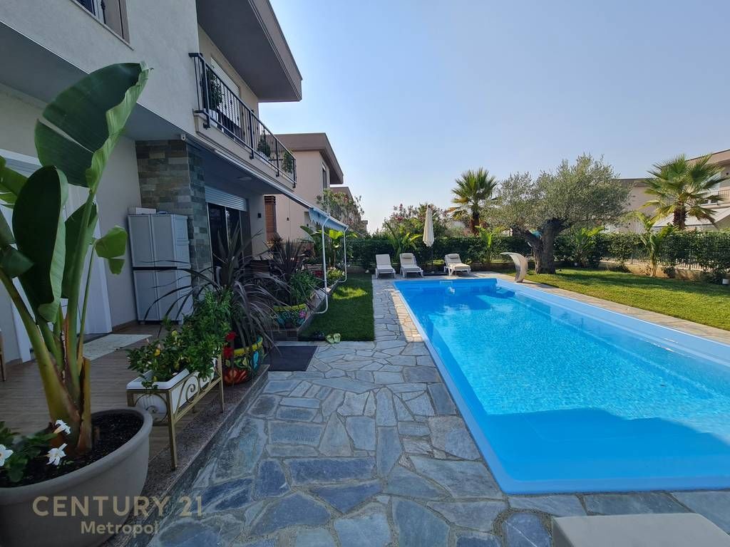 OFROJ PER SHITJE VILE ME PISHINE NE GJIRIN E LALZIT-REZIDENCA GALA! 420,000 €