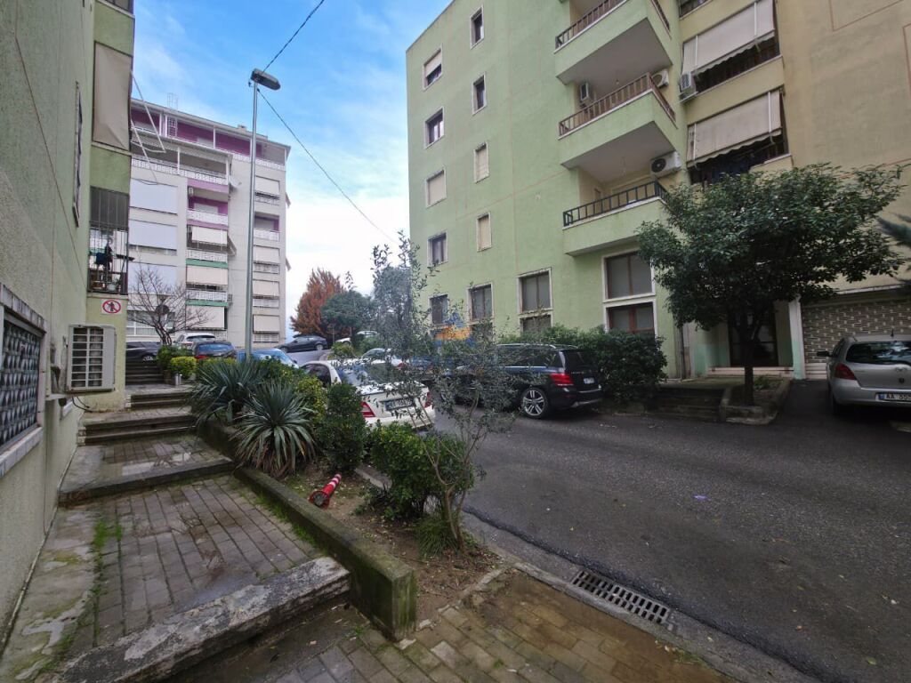 UNITÀ COMMERCIALE IN VENDITA E IN AFFITTO 90 M² "GIARDINO BOTANICO, LA MOSCHEA" VENDITA 180000 EURO (AFFITTO 900 EURO)