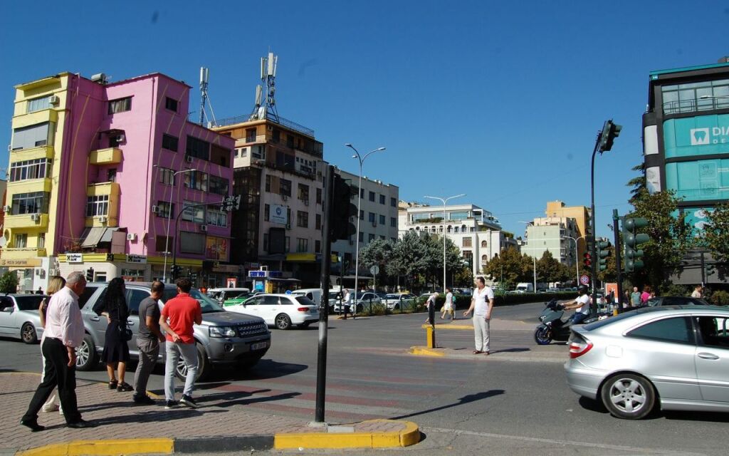 SHOP FOR RENT 35 M2 21 DECEMBER 2,600 EURO
