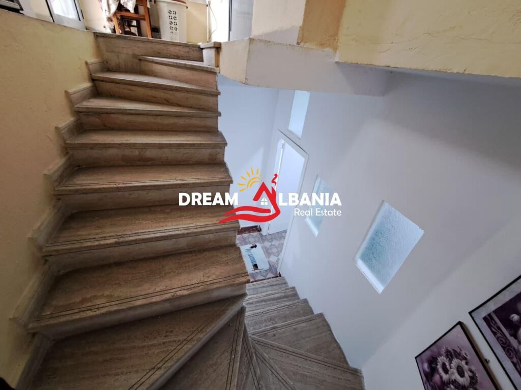 Vile 2 Kateshe+Papafingo ne Shitje, Brenda Unazes Vogel, prane Arkivit Qendror ne Tirane (ID 4151212)