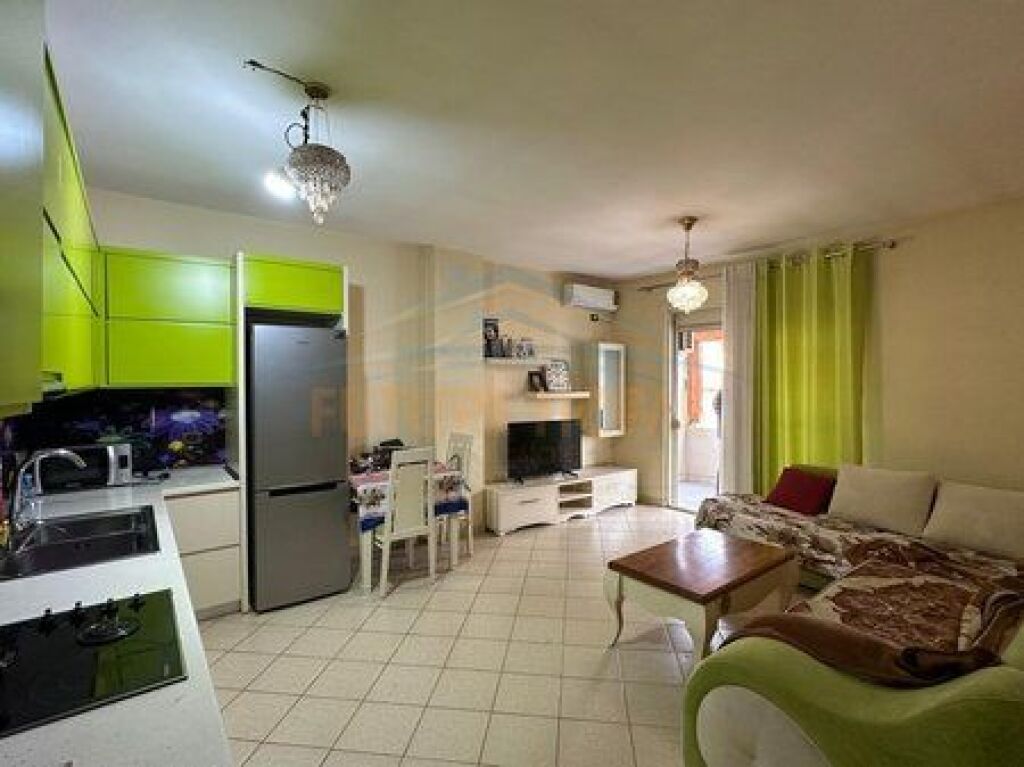 Shitet, Apartament 2+1, Unaza e Re, Prane bar "Xhamero" Tirane