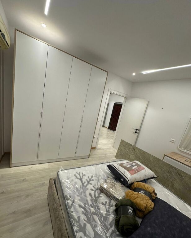🏠 SHTËPI ME QIRA – ZOGU I ZI