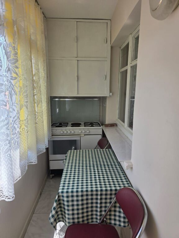 🏢Via Siri Kodra, di fronte all'Ambulanza n.3, si affitta appartamento 2+1 arredato. 50.000 Leke