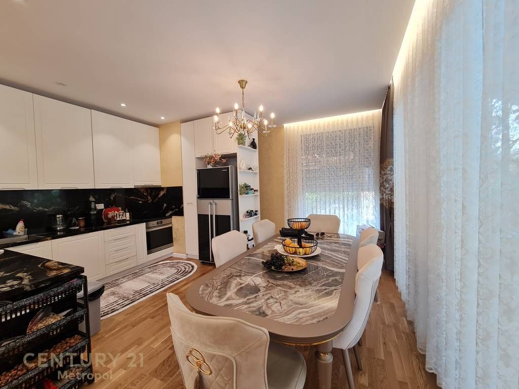 OFROJ PER SHITJE VILE ME PISHINE NE GJIRIN E LALZIT-REZIDENCA GALA! 420,000 €