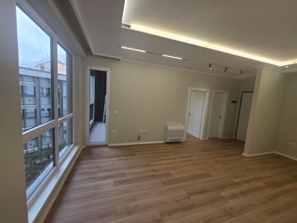 Appartamento in Affitto per Ufficio 67 m² – Comune di Parigi, Tirana