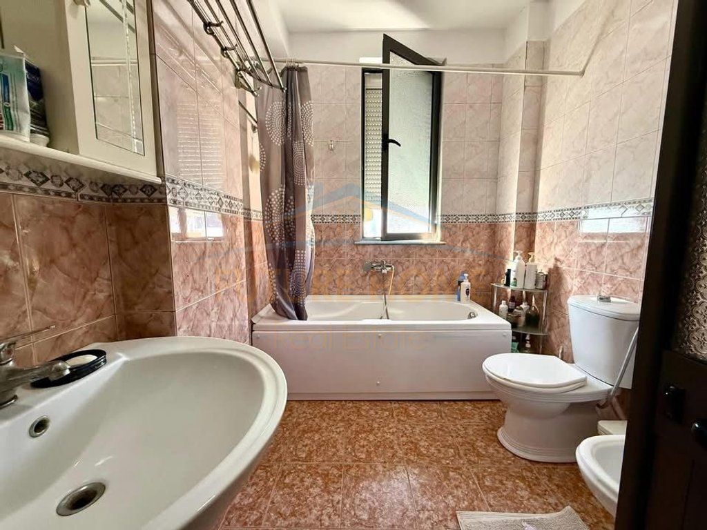 Shitet, Apartament 2+1, Ali Demi