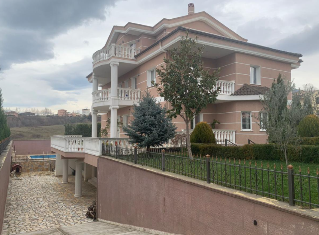 Villa di Lusso in Vendita – Farkë