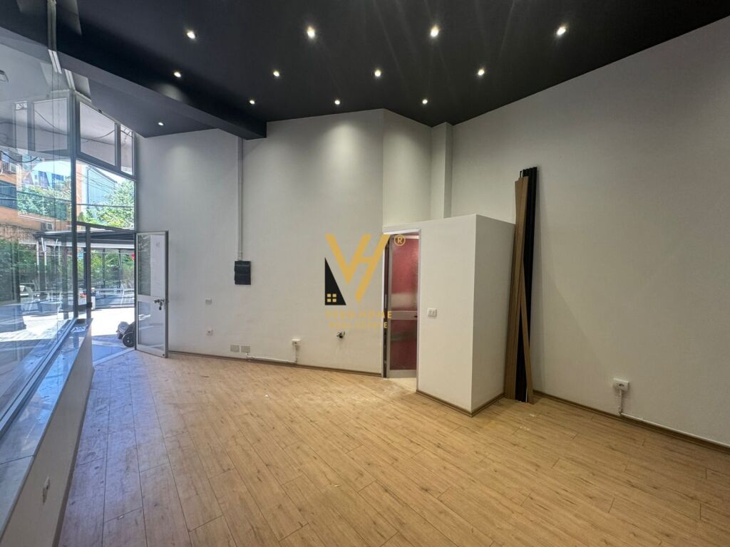OFFICE 27 M2 FOR RENT ON BARRIKADAVE STREET 45,000 LEKE
