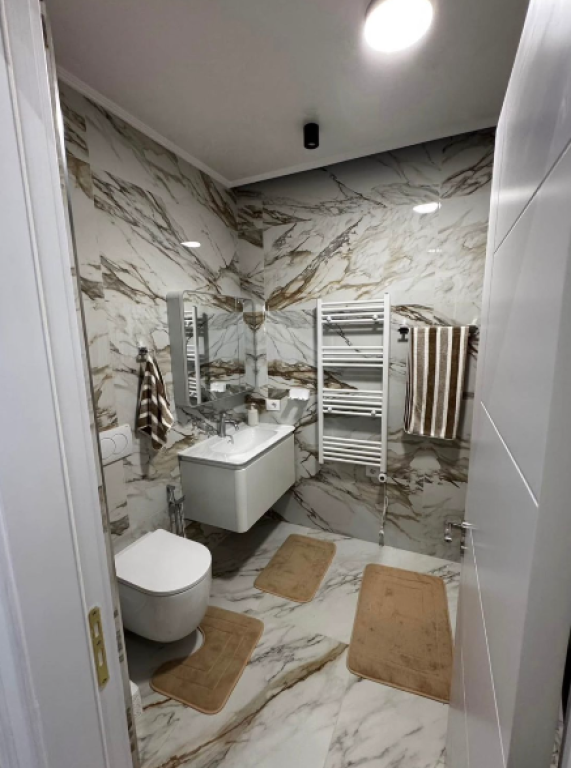 🏠 Apartament 1+1 me Qira + Parkim – Rruga Azem Galica, Kamëz