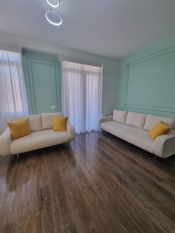 APARTAMENT LUKZOZ PER SHITJE1+1 PRANE QENDRES !