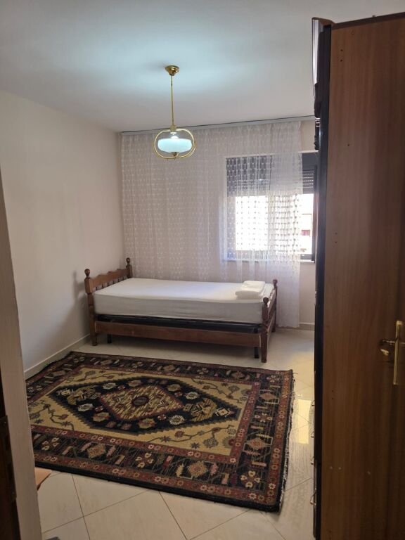 🏢Via Siri Kodra, di fronte all'Ambulanza n.3, si affitta appartamento 2+1 arredato. 50.000 Leke