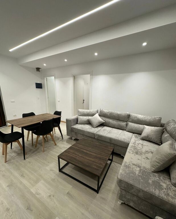 🏠 SHTËPI ME QIRA – ZOGU I ZI