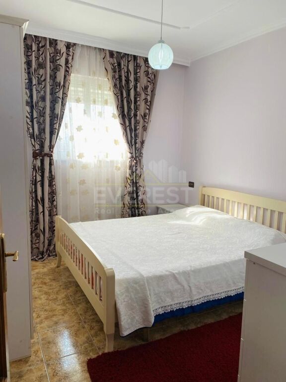 Tek 21-Dhjetori jepet me qera Apartament 2+1 i mobiluar. Cmimi 600 Euro.