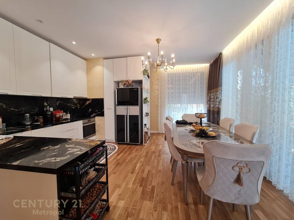 OFROJ PER SHITJE VILE ME PISHINE NE GJIRIN E LALZIT-REZIDENCA GALA! 420,000 €