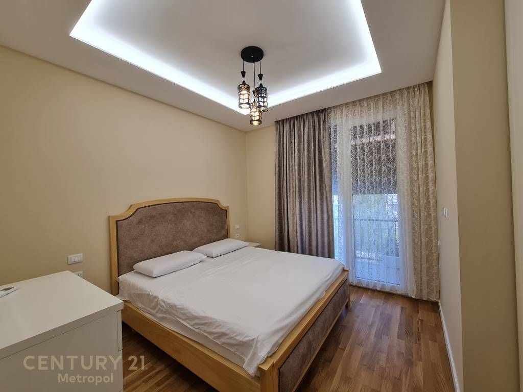 OFROJ PER SHITJE VILE ME PISHINE NE GJIRIN E LALZIT-REZIDENCA GALA! 420,000 €
