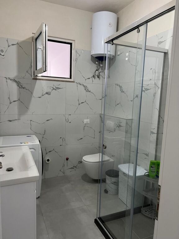 Si affitta il secondo piano di una casa privata, situata nella zona Ish-Kënetë.