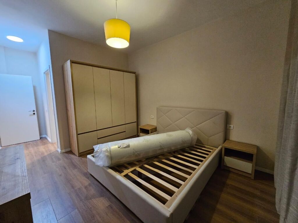APARTAMENT ME QERA 2+1 5 MAJI 700 EURO