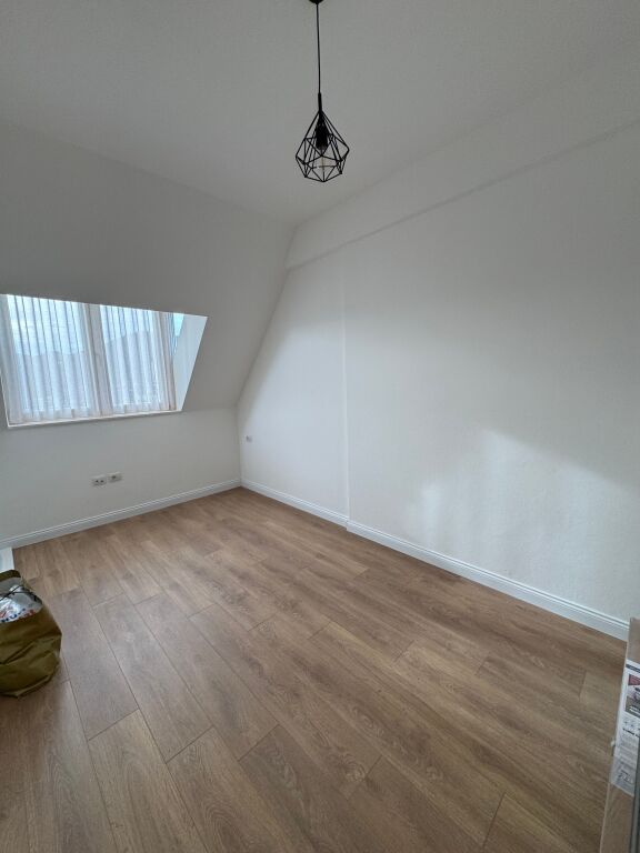 Jepet me qira super duplex 3+1+2 + 2 poste parkimi 📍 Kompleksi FZ – Liqeni i Thatë  Apartament super duplex i pozicionuar në katin e 5-të dhe 6-të, në pallat të ri me ashensor. 📐 Ambient shumë i mirëorganizuar, modern dhe funksional.  🔹 Tipologjia: 3 dhoma gjumi + sallon + kuzhinë + 2 tualete 🔹 Poste parkimi: 2 🔹 Gjendja: I sapoarredurar, i pabanuar më parë 🔹 Pallat i ri, ndërtim cilësor 🔹 Zona: Rezidenciale, e qetë dhe shumë e kërkuar  💶 Çmimi: 1300 € / muaj  📞 Ideal për familje ose profesionistë që kërkojnë komoditet dhe cilësi jetese.