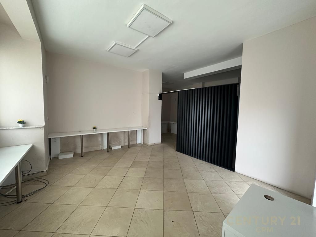 Jepet Zyrë Me Qira në 21 Dhjetori. 1,000 € /Muaj