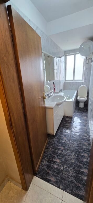 Shitet apartament 2+1 pas Fakultetit te Shkencave!
