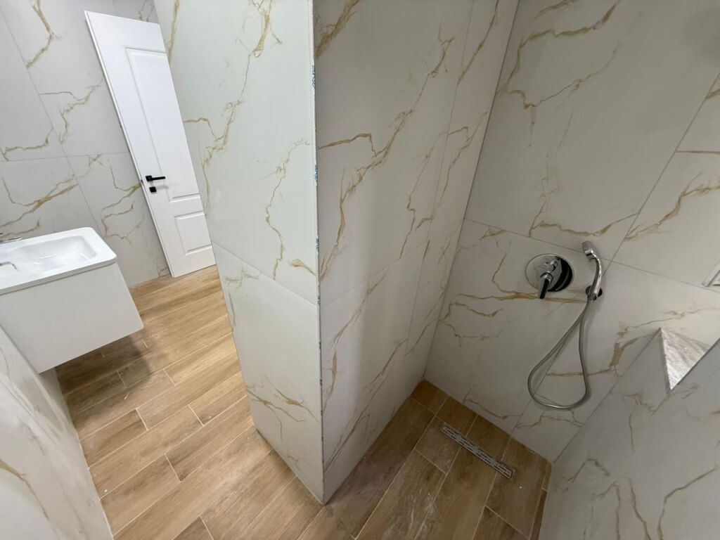 🏡 Shitet Apartament 1+1 – Rruga Ali Demi  📍 Vendndodhja: Rr. Ali Demi, ngjitur me shkollën “1 Maj”💶 Çmimi: 137,000 €