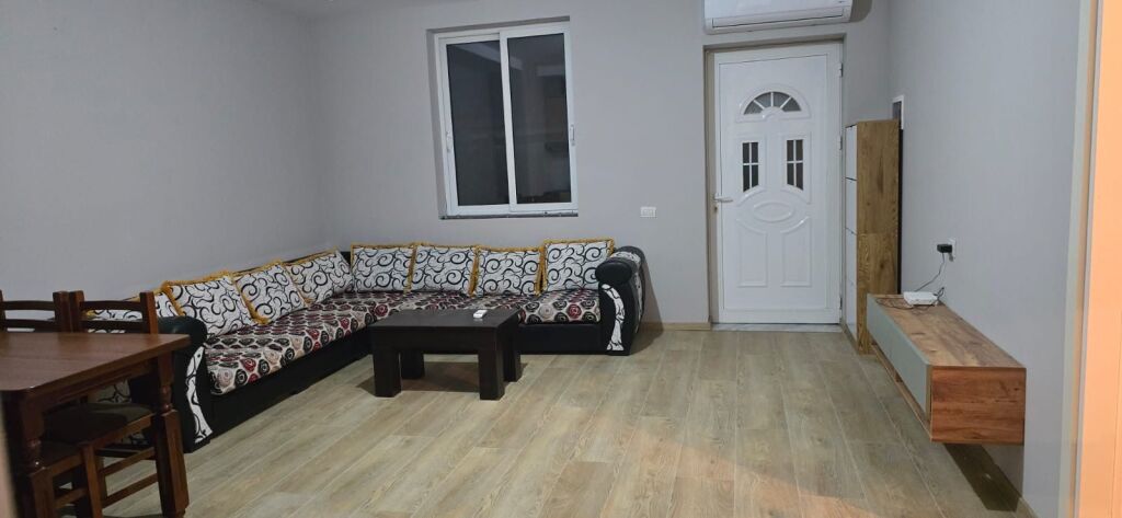 Affittasi ingresso 2+1+Parcheggio a Sauk!