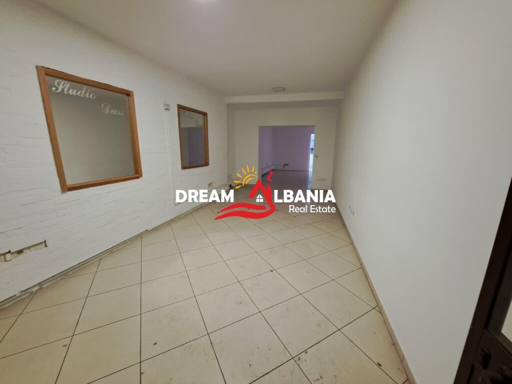 Locale Commerciale/Ufficio in Vendita nella Zona di Myslym Shyri, vicino a Someg (ID 4161111)