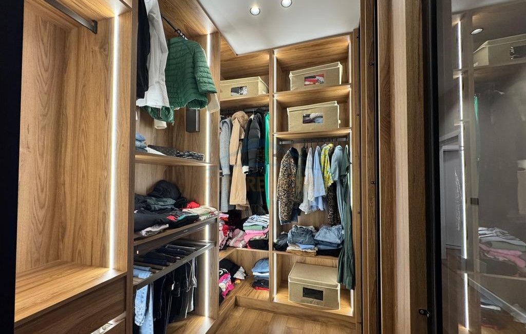 Shitet , Apartament 2+1+2 , Fresk, Tirane.