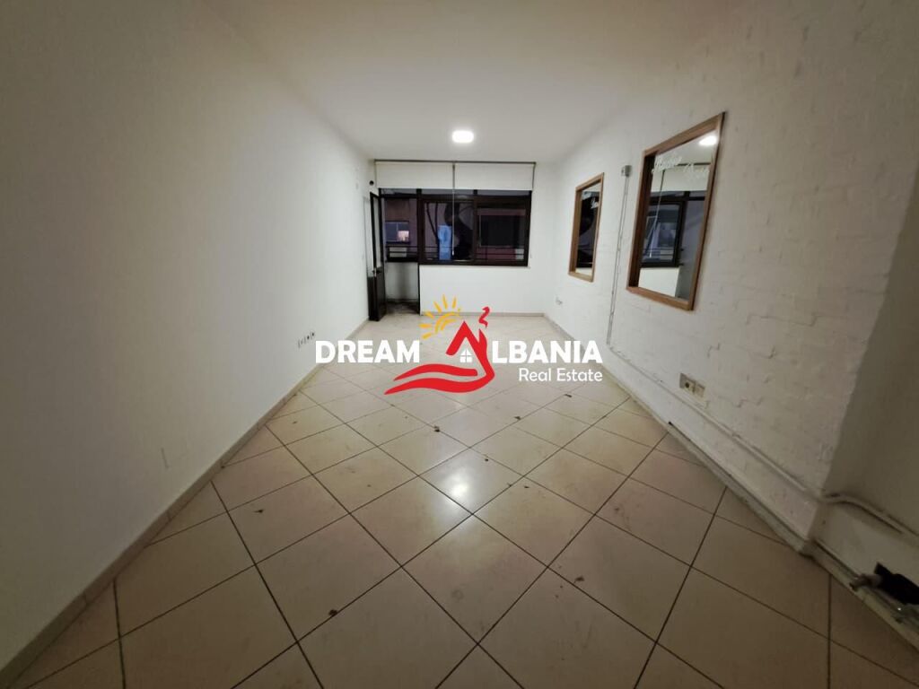 Locale Commerciale/Ufficio in Vendita nella Zona di Myslym Shyri, vicino a Someg (ID 4161111)