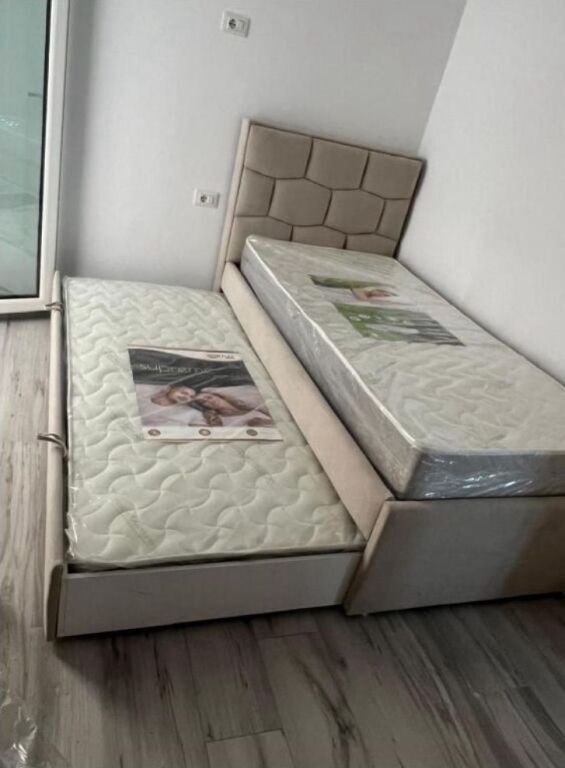 Si affitta il secondo piano di una casa privata, situata nella zona Ish-Kënetë.