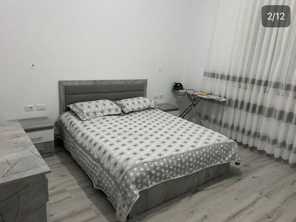 Si affitta il secondo piano di una casa privata, situata nella zona Ish-Kënetë.