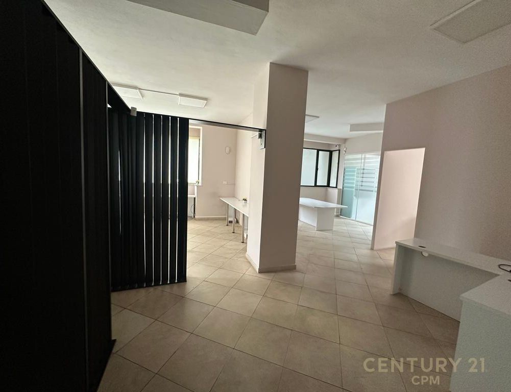 Jepet Zyrë Me Qira në 21 Dhjetori. 1,000 € /Muaj