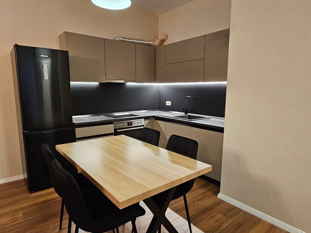 APARTAMENT ME QERA 2+1 5 MAJI 700 EURO
