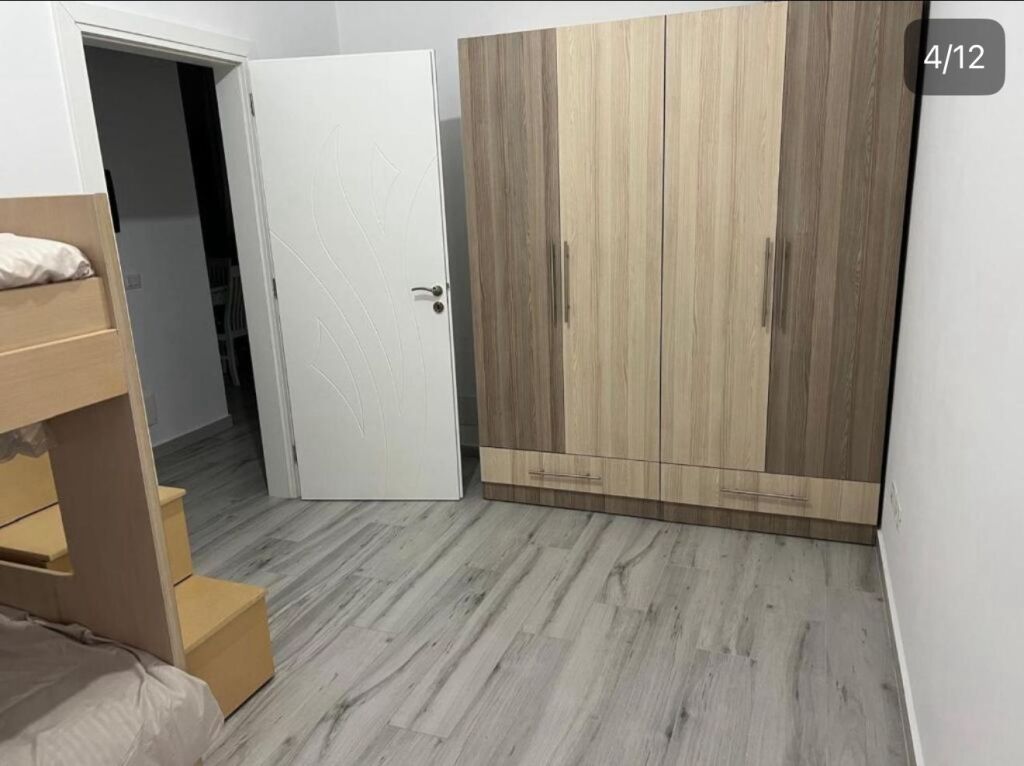 Si affitta il secondo piano di una casa privata, situata nella zona Ish-Kënetë.