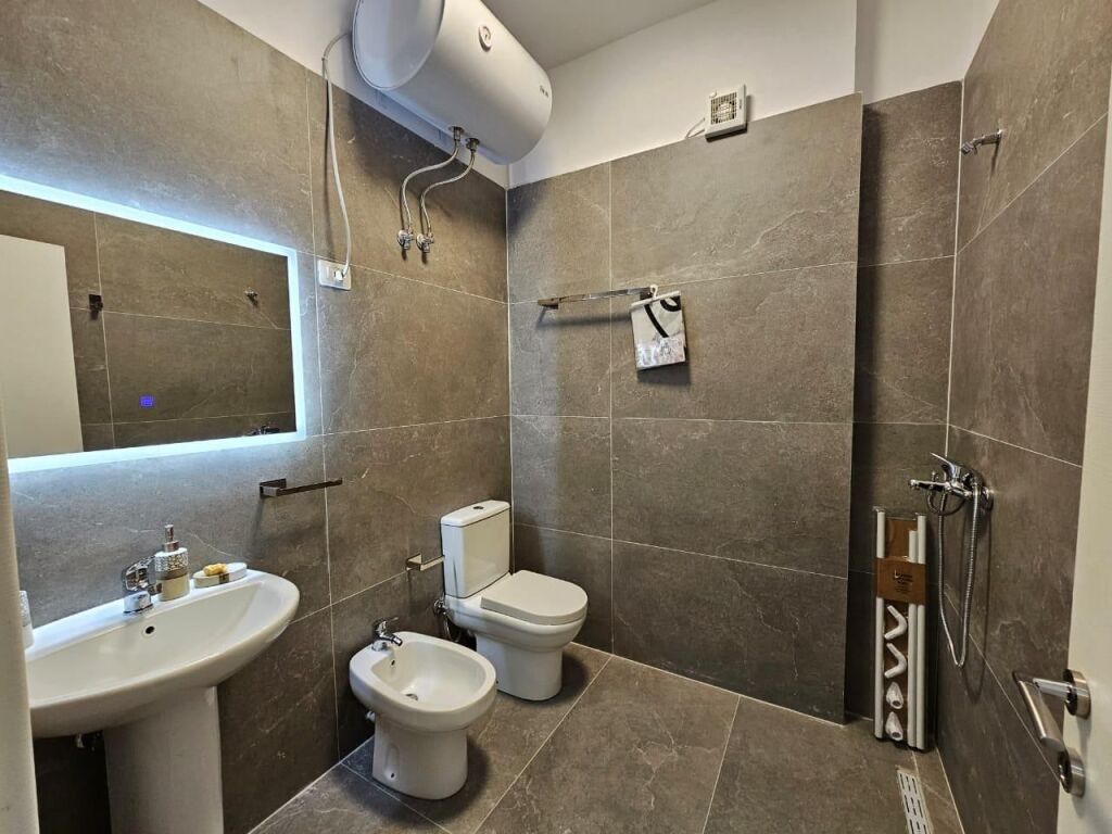 APARTAMENT ME QERA 2+1 5 MAJI 700 EURO