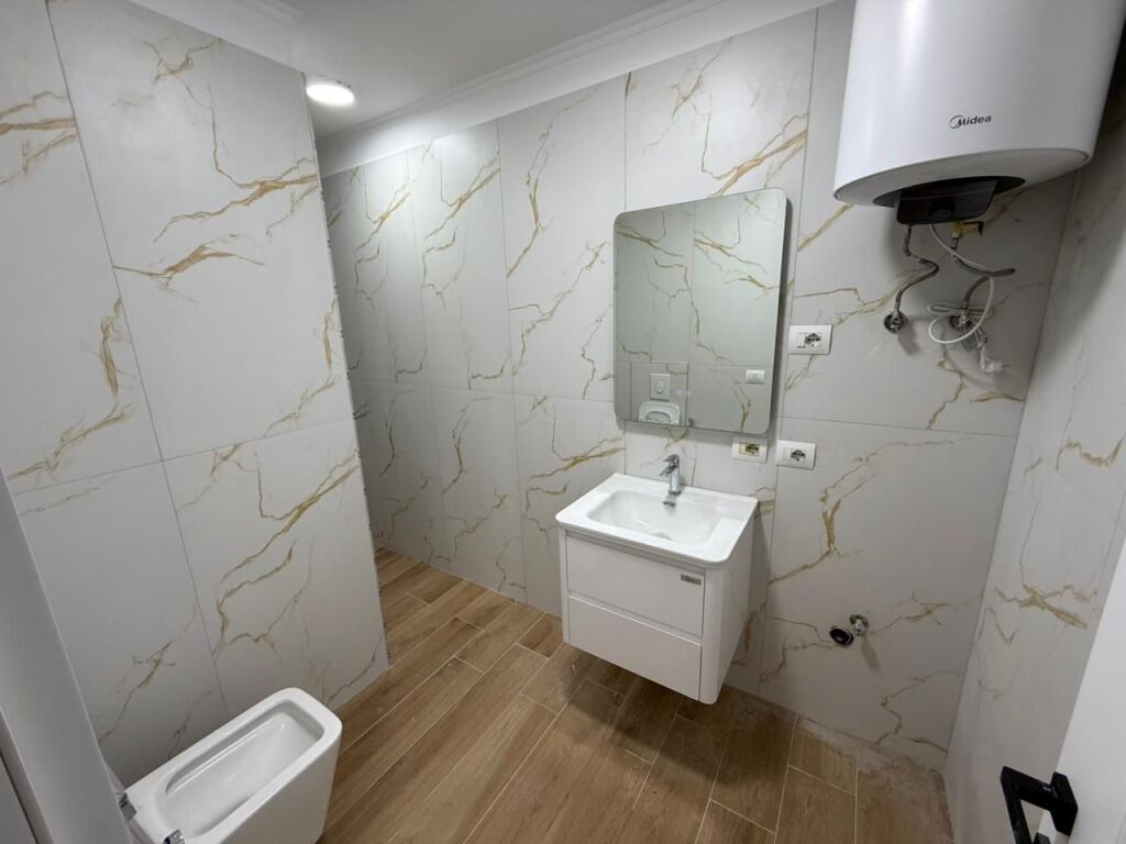 🏡 Shitet Apartament 1+1 – Rruga Ali Demi  📍 Vendndodhja: Rr. Ali Demi, ngjitur me shkollën “1 Maj”💶 Çmimi: 137,000 €
