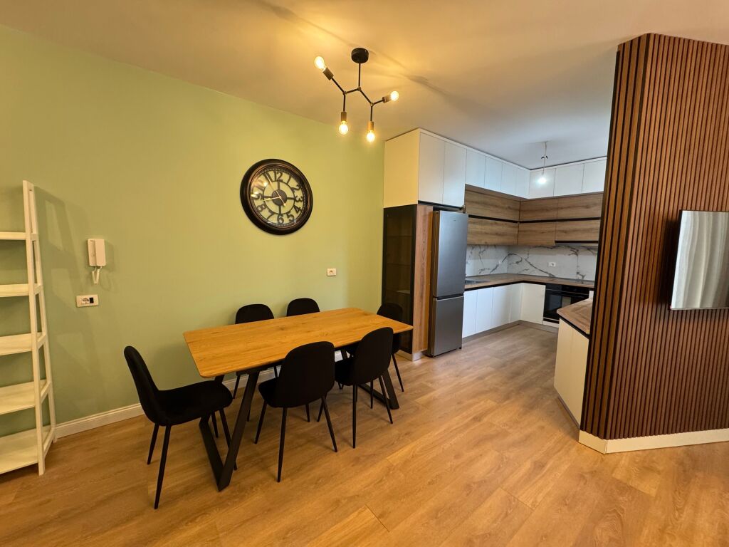 Jepet me qira super duplex 3+1+2 + 2 poste parkimi 📍 Kompleksi FZ – Liqeni i Thatë  Apartament super duplex i pozicionuar në katin e 5-të dhe 6-të, në pallat të ri me ashensor. 📐 Ambient shumë i mirëorganizuar, modern dhe funksional.  🔹 Tipologjia: 3 dhoma gjumi + sallon + kuzhinë + 2 tualete 🔹 Poste parkimi: 2 🔹 Gjendja: I sapoarredurar, i pabanuar më parë 🔹 Pallat i ri, ndërtim cilësor 🔹 Zona: Rezidenciale, e qetë dhe shumë e kërkuar  💶 Çmimi: 1300 € / muaj  📞 Ideal për familje ose profesionistë që kërkojnë komoditet dhe cilësi jetese.