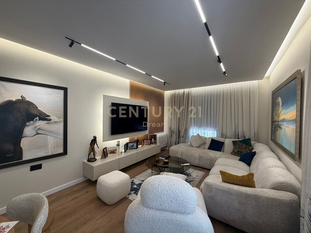 Apartment 2+1 for sale in Xhamllik