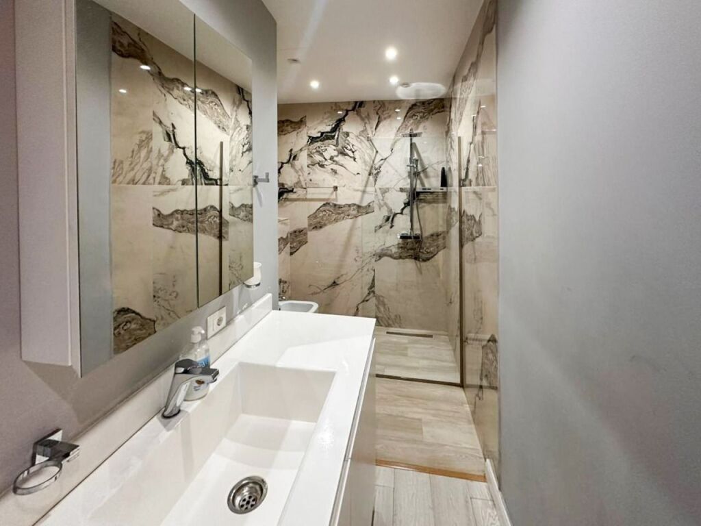 SHITET APARTAMENT 2+1+2 me Post Parkimi 📍 Rruga e Barrikadave
