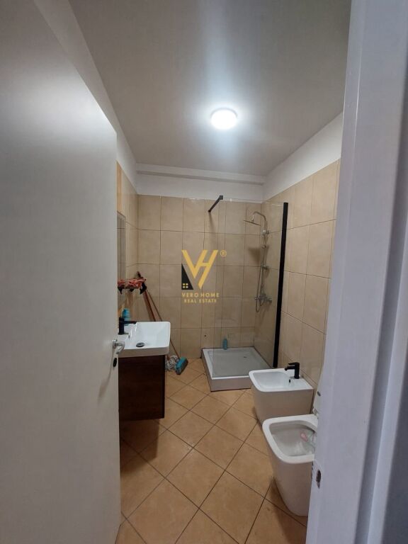 JEPET ZYRE 100 M2 ME QERA NE QENDER 1.500 EURO