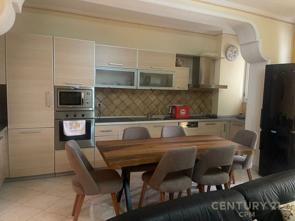 Apartament 3+1 Me Qira tek Ish stacioni i fundit i Tiranës së Re, Bulevardi Bajram Curri 800 € /Muaj