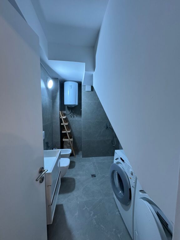 Jepet me qira super duplex 3+1+2 + 2 poste parkimi 📍 Kompleksi FZ – Liqeni i Thatë  Apartament super duplex i pozicionuar në katin e 5-të dhe 6-të, në pallat të ri me ashensor. 📐 Ambient shumë i mirëorganizuar, modern dhe funksional.  🔹 Tipologjia: 3 dhoma gjumi + sallon + kuzhinë + 2 tualete 🔹 Poste parkimi: 2 🔹 Gjendja: I sapoarredurar, i pabanuar më parë 🔹 Pallat i ri, ndërtim cilësor 🔹 Zona: Rezidenciale, e qetë dhe shumë e kërkuar  💶 Çmimi: 1300 € / muaj  📞 Ideal për familje ose profesionistë që kërkojnë komoditet dhe cilësi jetese.