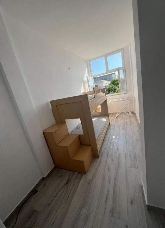 Si affitta il secondo piano di una casa privata, situata nella zona Ish-Kënetë.