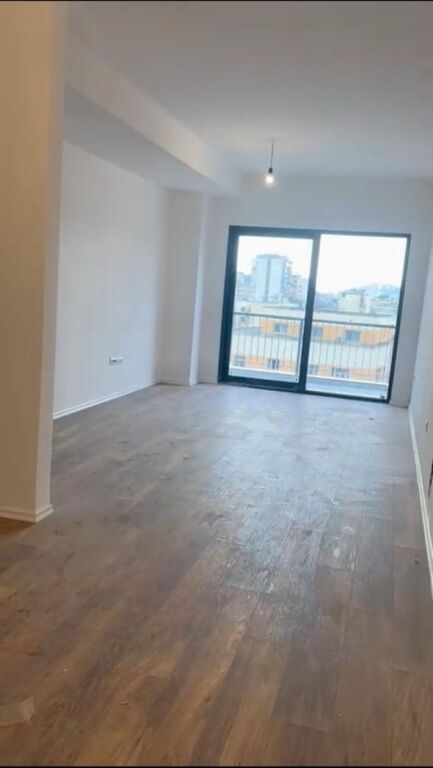 ZYRE ME QERA 106 M2 RRUGA E BARRIKADAVE 1.200 EURO