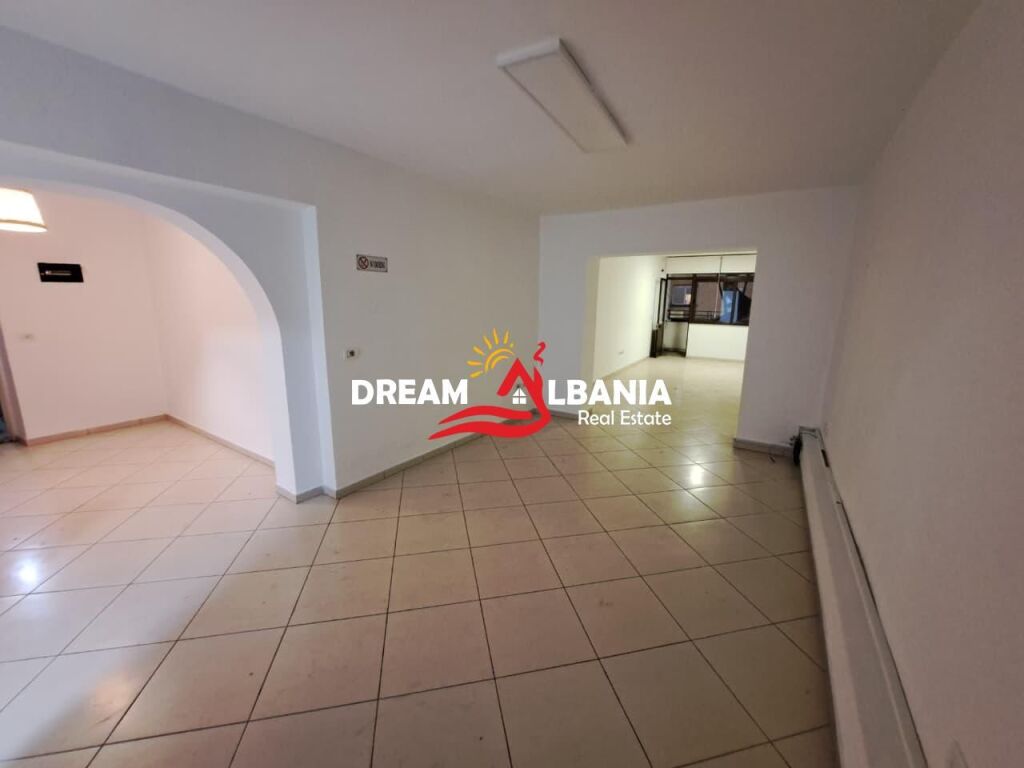 Locale Commerciale/Ufficio in Vendita nella Zona di Myslym Shyri, vicino a Someg (ID 4161111)