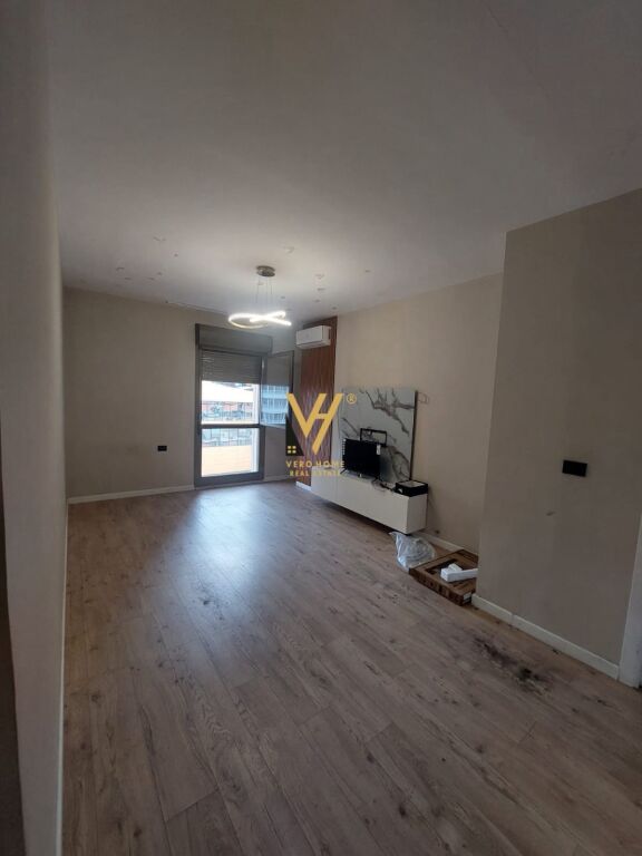 JEPET ZYRE 100 M2 ME QERA NE QENDER 1.500 EURO
