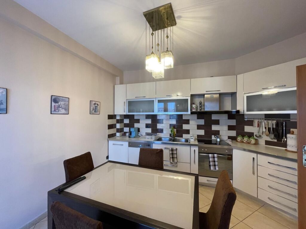 Apartament 2+1+2 për Qira – Pranë Bashkisë, Durrës